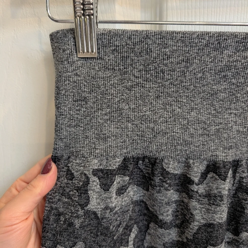 NVGTN Seamless Camo Leggings - Picture 7 of 8